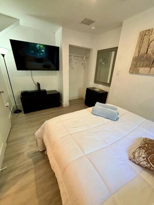 Quiet & Centrally Located House - Private Parking, Laundry And Storage For Luggage Miami Exterior photo